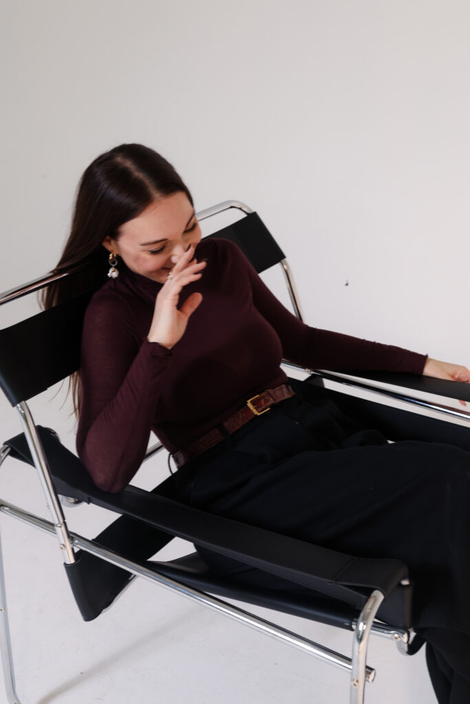 Stéphanie Cheron, fondatrice de MNDS Agency, dans un fauteuil Wassily